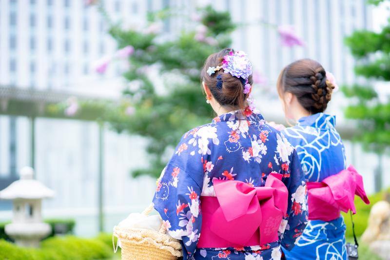 浴衣姿の女性2人組の後ろ姿