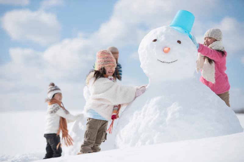 雪だるまを作る子供たち