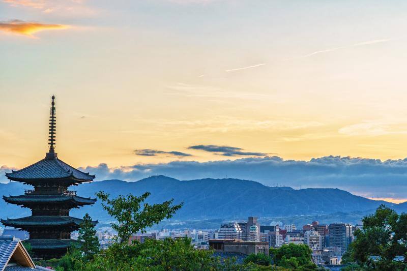 五重塔が見える京都の街並み