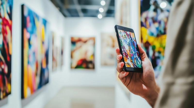 スマートフォンで展示作品のデジタルコンテンツを閲覧する人物