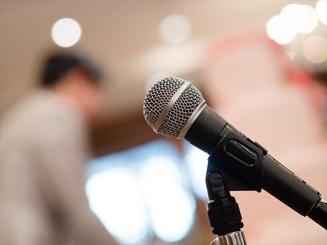イベント会場に設置されたマイク