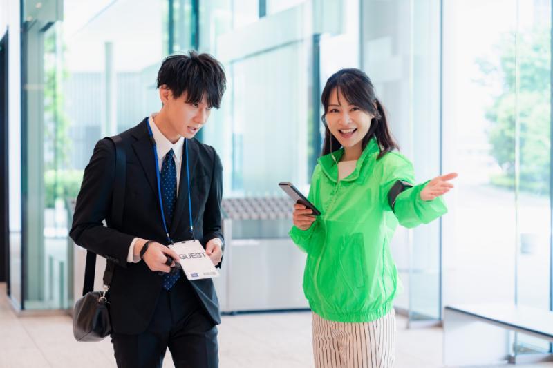 ゲストの男性を案内するイベントスタッフの女性